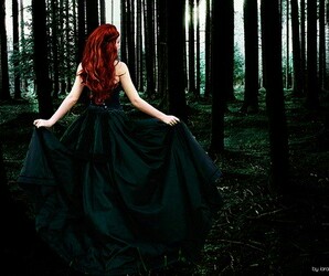 Sie stand w&auml;rend der gesamten Beerdigung einfach nur da und schwieg. Sie sprach kein Gebet, noch weinte sie. &Auml;u&szlig;erlich wirkte sie vollkommen ruhig und kalt. Jeder der noch Anwesenden sprach ihr sein Beileid aus. Doch sie nahm es nur schweigend und mit einem kaum merklichen Kopfnicken an. Sie schien niemand der Umstehenden war zunehmen. Als w&auml;re sie ganz in ihrer eigenen Welt versunken. Dort, wo sie vollkommen alleine war. F&uuml;r immer. Und als es schlie&szlig;lich anfing zu regnen blieb nur sie allein am Grab zur&uuml;ck.<br />
<br />
Es war so typisch. Jedes mal hatte ich mich dar&uuml;ber gewundert, das es in jedem Film an Beerdigungen regnete. Und jetzt stand ich vor diesem Grab. Allein und es regnete. <br />
Doch dort wo ich war regnete es nicht. Es schien die Sonne. Heller als ich es je f&uuml;r m&ouml;glich gehalten h&auml;tte. Der Friedhof der eigentlich um mich herum sein musste war eine gro&szlig;e Wiese. Gro&szlig; und gr&uuml;n breitete er sich unter mir aus, begierig nach dem Regen streckten sich die Halme in den Himmel. Bis sie beinahe bis zu den Wolken reichten. Ich lief los. Es f&uuml;hlte sich merkw&uuml;rdig an die Beine zu bewegen, nachdem man sie so lange still gehalten hatte. Das lange Gras kitzelte mich unter meinem bodenlangen, schwarzen Kleid. Vor einer weile hatte ich noch ein strenges, eng sitzendes Kleid an gehabt, das knapp bis &uuml;ber meine Knie reichte und meine Haare waren zu einem Strengen franz&ouml;sischem Zopf geflochten gewesen. Nun aber streifte der spitzenbesetzte Saum weich &uuml;ber das feuchte Gras und meine roten Haare fielen locker &uuml;ber meine nackten Schultern.<br />
Ich war frei.<br />
Die hohen Grasst&auml;ngel hielten mich nicht auf. Ich konnte hingehen wo ich wollte und niemand konnte mich davon abhalten. Nicht einmal ich selbst. So schritt ich barfu&szlig; &uuml;ber das leuchtende gr&uuml;n unter mir. Der Regen prasselte auf mich hinab und schenkte mir Schwerelosigkeit. Vor mir breitete sich ein Wald aus. Dicht und schwarz. Und ehe ich mich versah hatte erst mich auch schon verschluckt. Erwarten w&uuml;rde mich dort wohl nichts gutes.